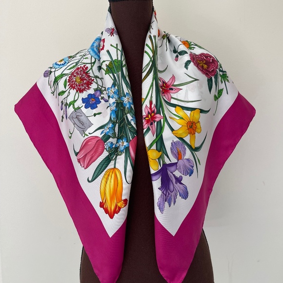 New Gucci Scarf Iconic Floral Print Silk Wrap with Gucci Gift Box - Picture 4 of 16